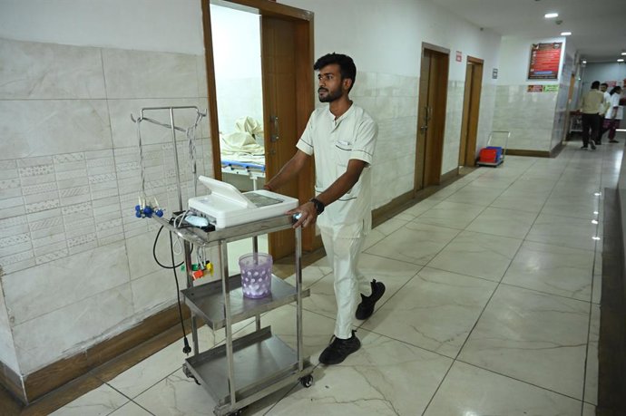 Archivo - May 11, 2025, Prayagraj, Uttar Pradesh, India: Prayagraj: Nurse Works at a hospital on the eve of 'World Nurse Day', in Prayagraj on Sunday, May 11, 2025.