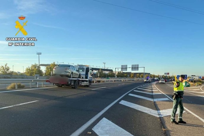Retirada de uno de los vehículos implicados en el accidente múltiple ocurrido este lunes en la A-23 a la altura del campus de la USJ, en Villanueva de Gállego.
