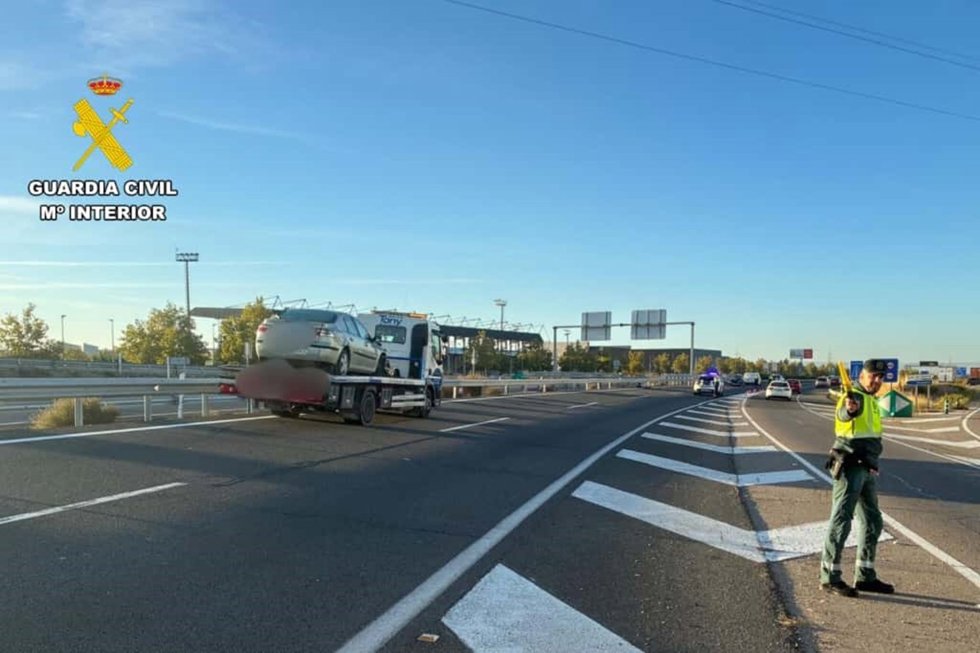 Retirada de uno de los vehículos implicados en el accidente múltiple ocurrido este lunes en la A-23 a la altura del campus de la USJ, en Villanueva de Gállego.