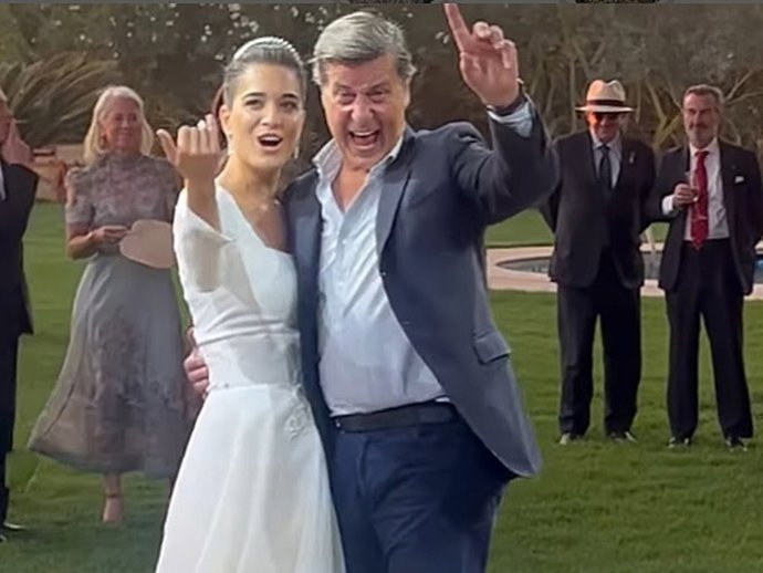 Cayetano Martínez de Irujo y Bárbara Mirjan, pletóricos en su primer baile como marido y mujer