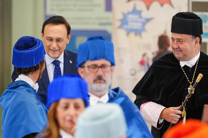 El consejero de Universidad, Investigación e Innovación, José Carlos Gómez Villamandos (i) y el rector de la Universidad de Cádiz, Casimiro Mantell (d)  durante el acto de apertura. A 25 de septiembre de 2025 en Algeciras, Cádiz (Andalucía, España). 