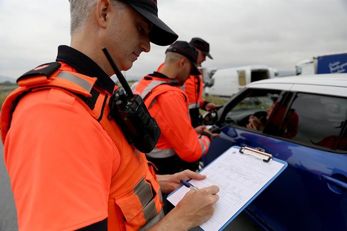 Archivo - Ertzainak kontrol batean