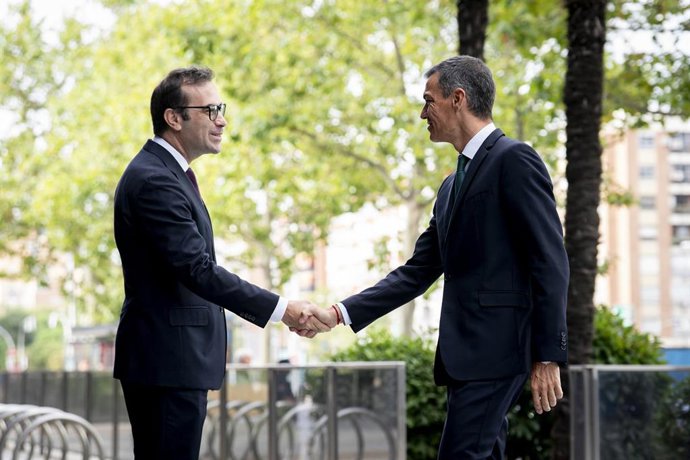 El presidente del Gobierno, Pedro Sánchez (d), saluda al ministro de Economía, Comercio y Empresa, Carlos Cuerpo (i).