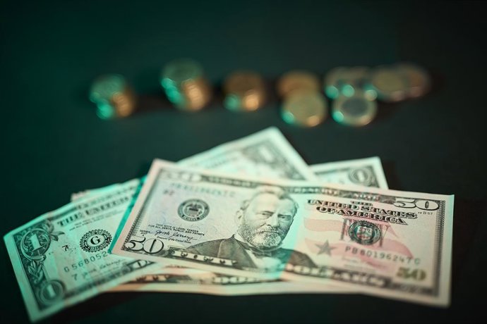 Archivo - Billetes y monedas, a 3 de septiembre de 2025, en Madrid (España). 