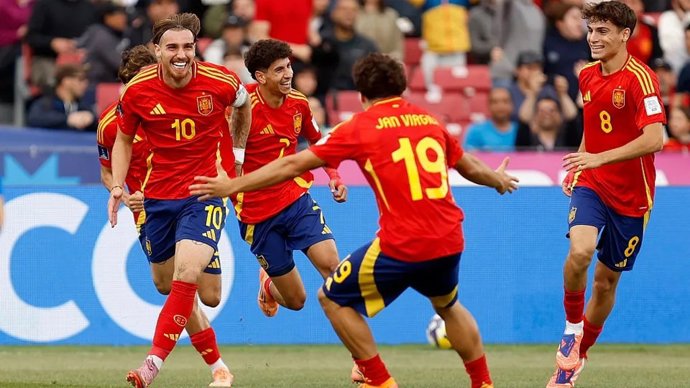 Iker Bravo (izquierda)  celebra un gol con la selección española Sub-20 en el Mundial de la categoría.