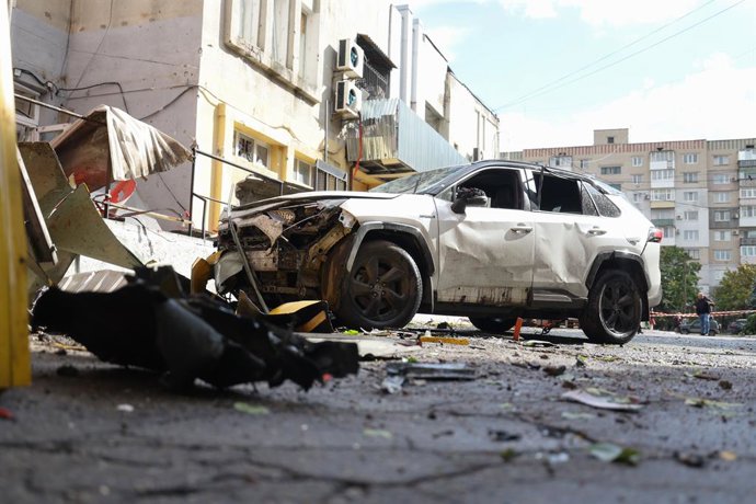 RÚSSIA, REGIÃO DE KHERSON - 1º DE OUTUBRO DE 2025: Vista de um carro do lado de fora de um prédio do Conselho Municipal de Novaya Kakhovka danificado em um ataque de drone pelas Forças Armadas da Ucrânia. Como resultado do ataque de drones, Vladimir Leont