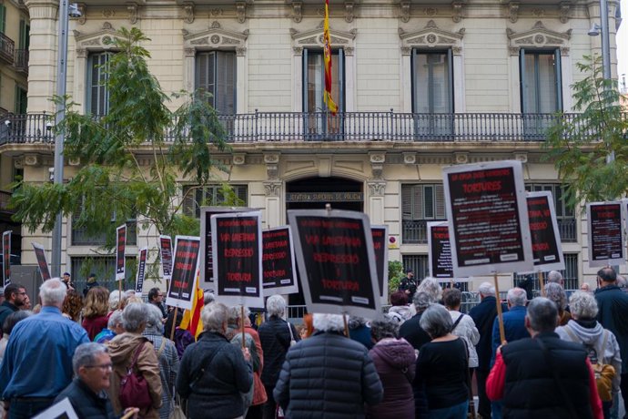 Archivo - Varias personas durante una concentración convocada por ANC y Comissió de la Dignitat, frente a la Jefatura de Policía Nacional de Via Laietana, a 15 de abril de 2025, en Barcelona, Cataluña (España). El motivo de la protesta es pedir que la Jef