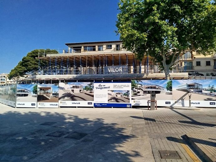 Obras del nuevo edificio multiusos del puerto de Cala Rajada.