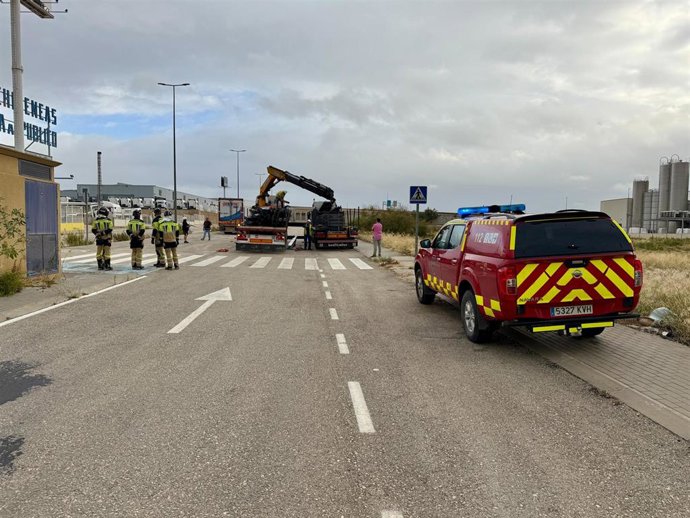 Servicios de emergencia han atendido y trasladado al hospital a un trabajador al que ha caído una viga encima en Lorquí
