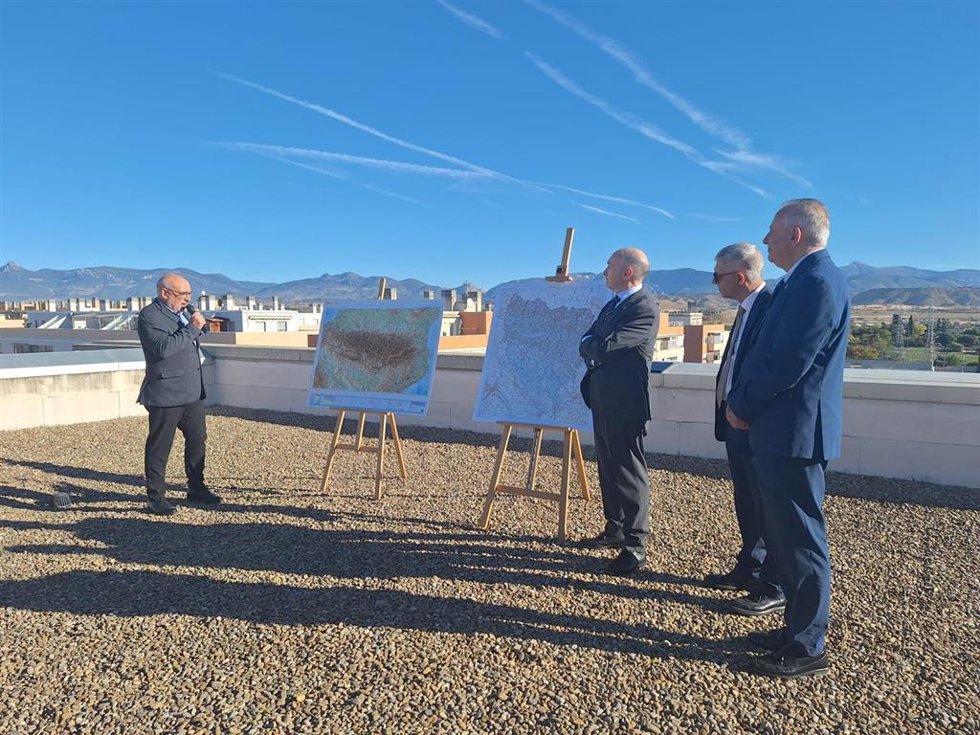 El delegado del Gobierno de Aragón, Fernando Beltrán, en la presentación de los nuevos mapas de la provincia de Huesca y los Pirineos del Instituto Geográfico Nacional llevada a cabo este lunes en el INSS de Huesca.