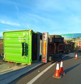 Camión volcado en la TF-2