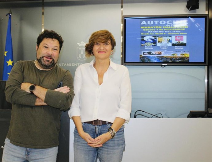 La concejala de Cultura de Albacete, Elena Serrallé, y el director de la Filmoteca Municipal, Jesús López.