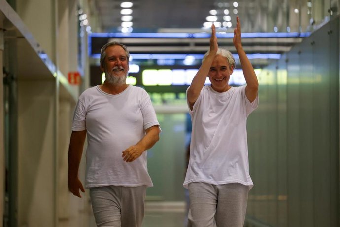 El concejal de ERC en Barcelona, Jordi Coronas, y la exalcaldesa de Barcelona, Ada Colau, a su llegada al Aeropuerto de Barcelona.