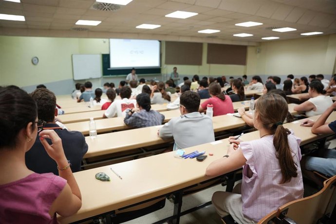 Archivo - Imágenes de la primera jornada de la Prueba de Acceso a la Universidad en Andalucía en la Facultad de Medicina, a 3 de junio de 2025 en Sevilla, Andalucía (España). 