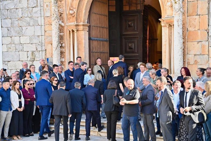 El presidente del Gobierno, Pedro Sánchez, acompañado de varios ministros y otras autoridades, entra en la Iglesia Santa María Magdalena de Olivenza para asistir al funeral de Fernández vara