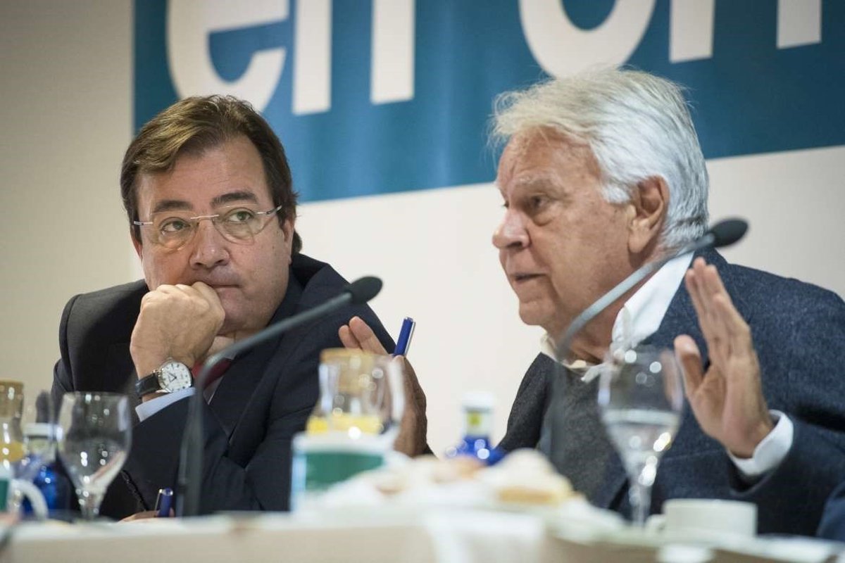 Felipe González lamenta no poder estar en la despedida de su  amigo  Fernández Vara por una lesión física