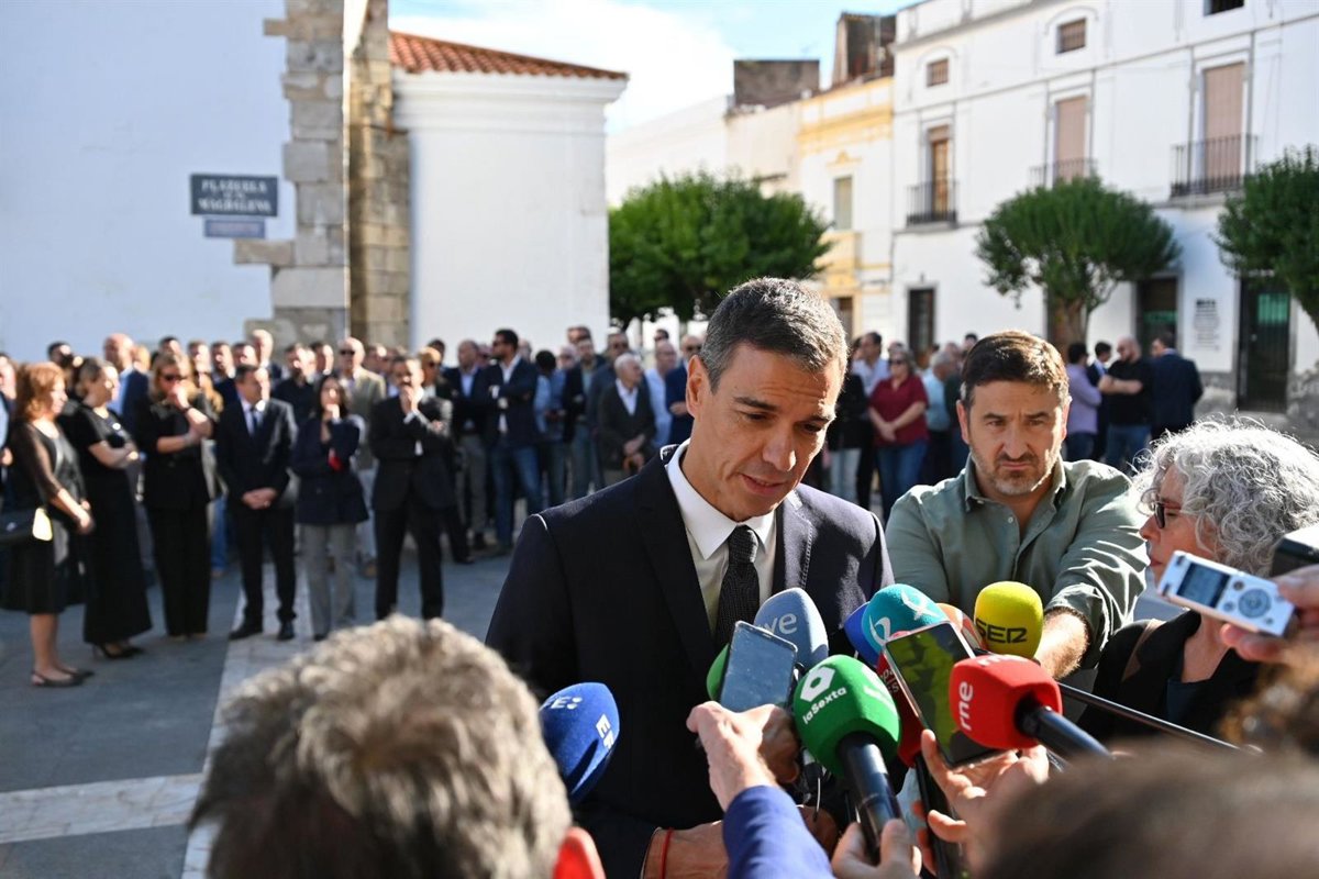 Sánchez despide a Vara en su funeral:  Un progresista comprometido e íntegro 