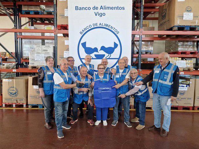 Imagen de voluntarios de Banco de Alimentos en el almacén de Vigo.