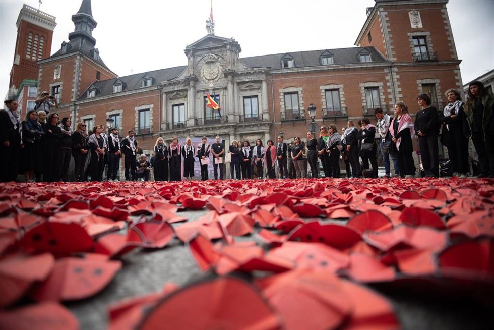 La Comisión Española de Ayuda al Refugiado (CEAR) celebra un acto con motivo del segundo aniversario de la última escalada del genocidio en Gaza, frente al Ministerio de Asuntos Exterioes, a 6 de octubre de 2025, en Madrid (España).