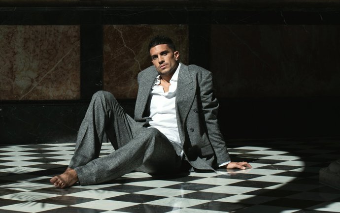 El jugador del Real Betis Marc Bartra en un reportaje para la revista madmenmagazine.com.