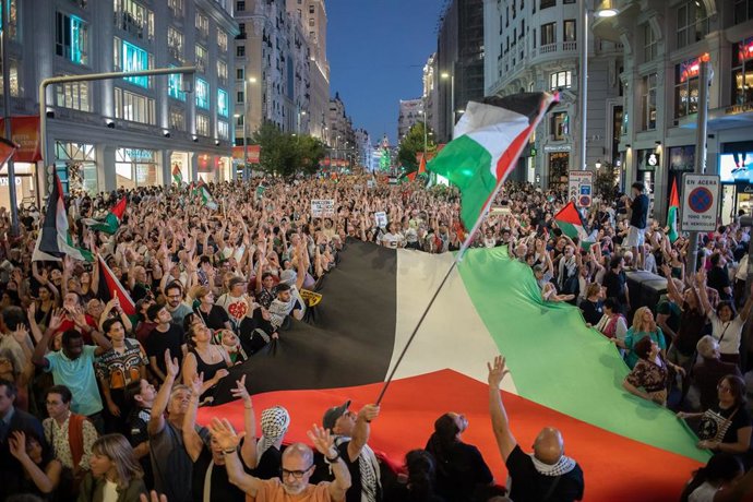 Cientos de personas durante la movilización bajo el lema ‘Alto al genocidio contra el pueblo Palestino. Por el fin al comercio de armas y a las relaciones con Israel’, a 4 de octubre de 2025, en Madrid (España).