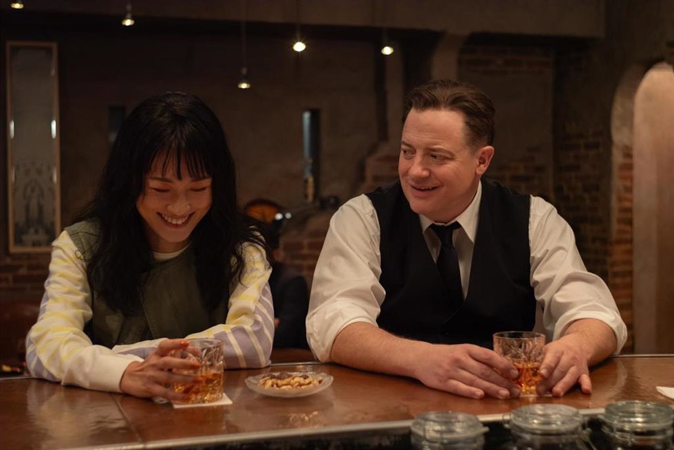 Archivo - Mari Yamamoto and Brendan Fraser in RENTAL FAMILY. Photo by James Lisle/Searchlight Pictures. 2025 Searchlight Pictures. All Rights Reserved.