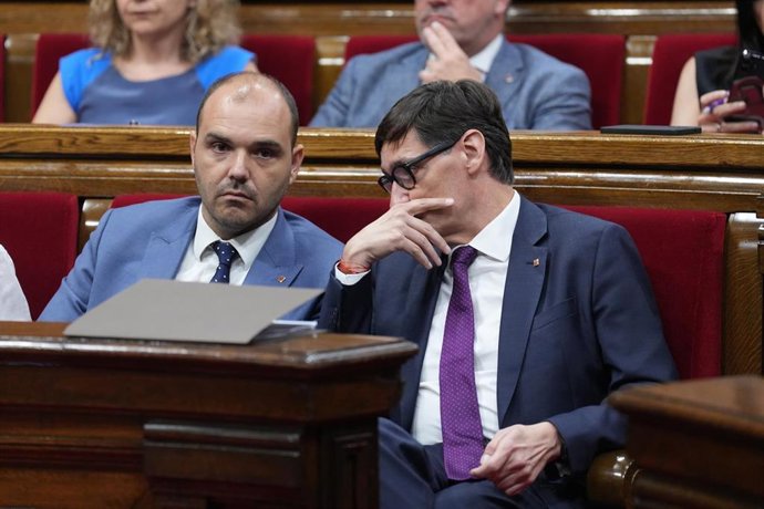 Archivo - El presidente del Govern, Salvador Illa, y el conseller de la Presidencia, Albert Dalmau, en una imagen de archivo.