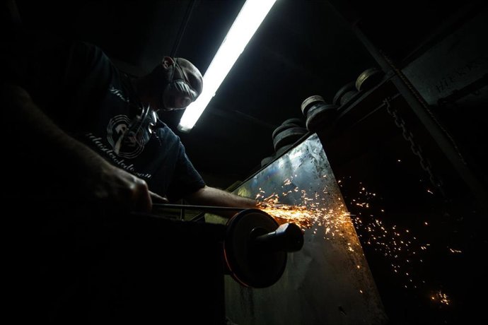 Archivo - Un trabajador del sector del metal