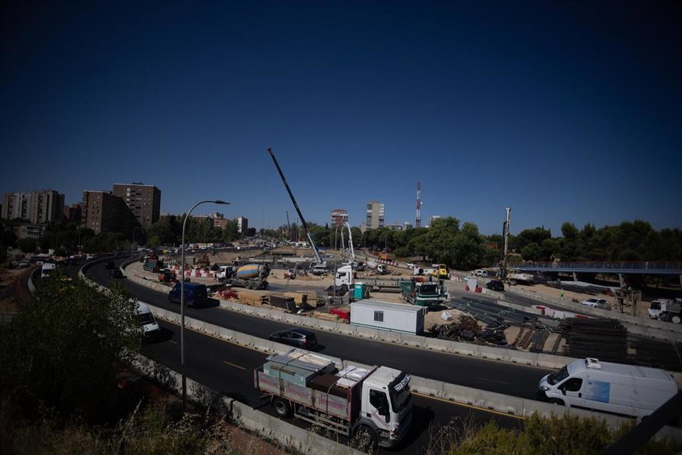Archivo - Archivo.- Trabajadores durante la realización de las obras de la A-5