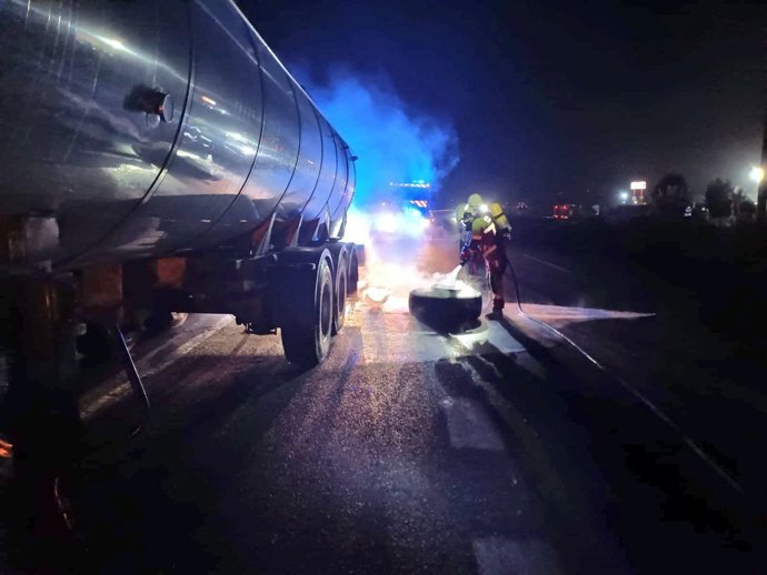 Un camión cisterna lleno de agua se incendia en la A-8 a la altura de Santa María de Cayón