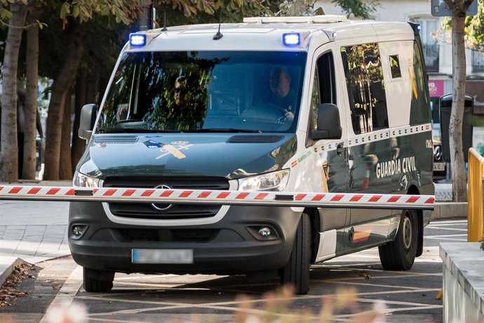 Yassine Kanjaa llega en una furgoneta de la Guardia Civil al juicio en la Audiencia Nacional, a 6 de octubre de 2025, en Madrid (España).