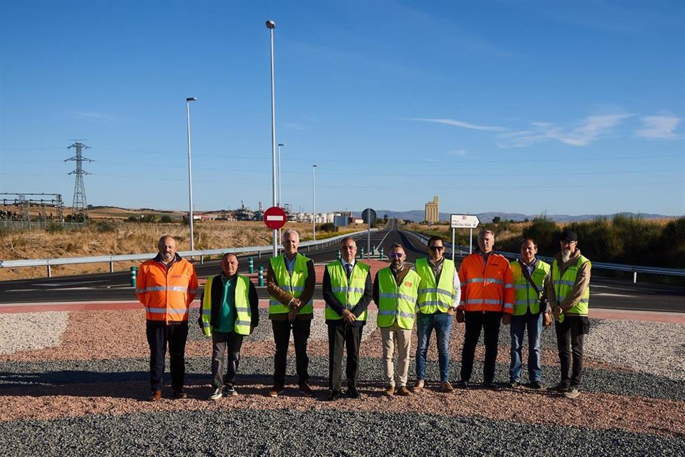 El consejero Chivite visita el fin de obras de la nueva rotonda de Caparroso.