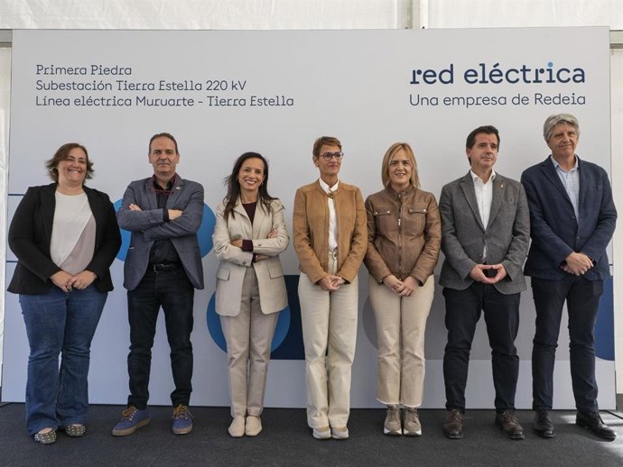 La presidenta de Navarra, María Chivite, y la presidenta de Redeia, Beatriz Corredor, asisten al acto de colocación de la primera piedra de la línea Tierra Estella-Muruarte.