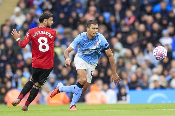 Rodri (16) do Manchester City e Bruno Fernandes (8) do Manchester United durante a partida de futebol do campeonato inglês Premier League entre Manchester City e Manchester United em 14 de setembro de 2025 no Etihad Stadium em Manchester, Inglaterra - Fot