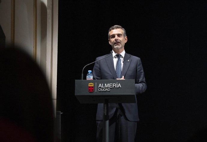 El consejero de Agricultura, Pesca, Agua y Desarrollo Rural de la Junta de Andalucía, Ramón Fernández-Pacheco, durante su intervención en el I Foro Agroalimentario 'Agua: soluciones de presente, garantías de futuro' en Almería.