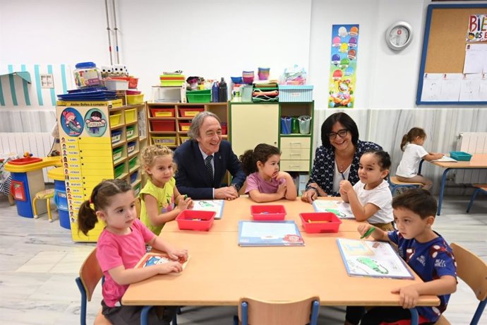 El delegado de Salud y Consumo, Indalecio Sánchez-Montesinos, y la delegada de Desarrollo Educativo y Formación Profesional, María José Martín, en una visita a un centro educativo.