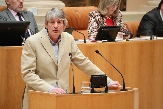 Archivo - El diputado de IU, Carlos Ollero, en un pleno parlamentario