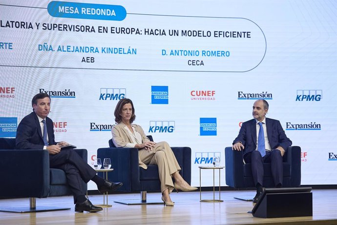 La presidenta de AEB, Alejandra Kindelán y el director de CECA, Antonio Romero (d), intervienen durante el XVI Encuentro Financiero del sector bancario, organizado por 'Expansión', KPMG, American Express y Cunef Universidad, en el auditorio El Beatriz, a 