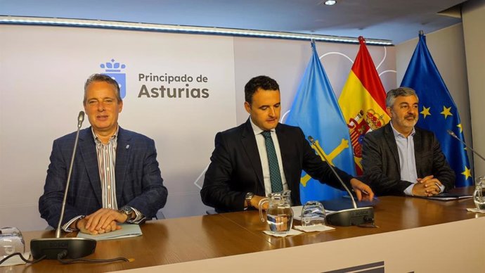 Los consejeros de Medio Rural, Marcelino Marcos, Hacienda, Guillermo Peláez y Movilidad, Alejandro Calvo.