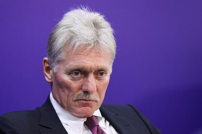 Archivo - El portavoz del Kremlin, Dimitri Peskov, durante el Foro Económico Oriental en Vladivostok, Rusia (archivo)