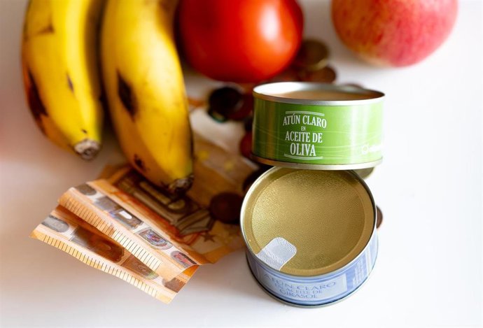 Archivo - Varios productos con dinero en efectivo en una imagen de archivo