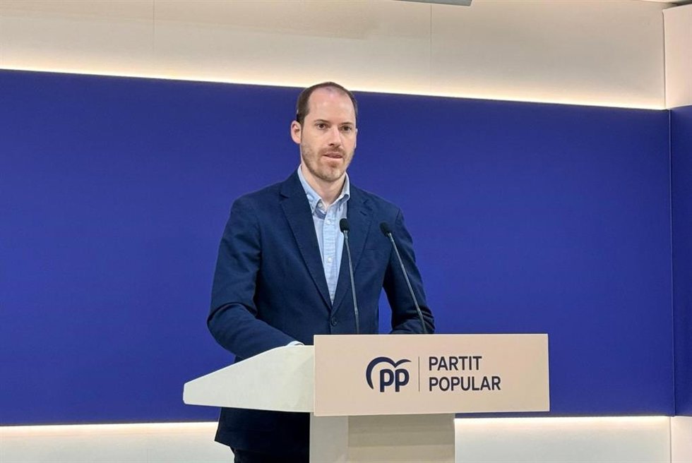 El portavoz del PP en el Parlament, Juan Fernández, en rueda de prensa.
