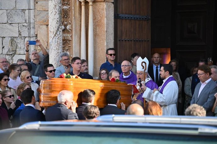 El arzobispo de Mérida-Badajoz, José Rodríguez Carballo, recibe el féretro con los restos de Guillermo Fernández Vara en su funeral
