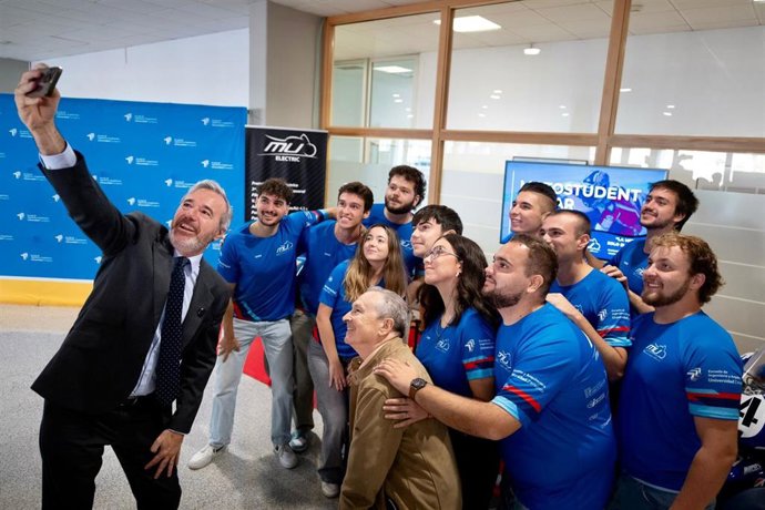 El presidente del Gobierno de Aragón, Jorge Azcón, con los alumnos del equipo Motostudent Unizar este lunes en la Escuela de Ingeniería y Arquitectura (EUTIZ) de la Universidad de Zaragoza.