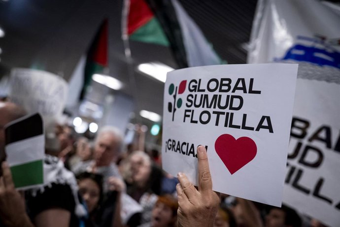 Dezenas de pessoas aguardam a chegada dos 21 cidadãos espanhóis da Sumud Global Flotilla no Aeroporto Adolfo Suárez Madrid-Barajas em 5 de outubro de 2025 em Madri (Espanha). Este é o primeiro grupo de 21 dos 49 cidadãos espanhóis que chegarão ao Aeroport