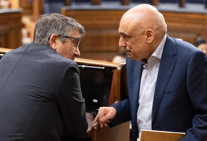 Archivo - El portavoz del PSOE en el Congreso, Patxi López (i), y el diputado del PSOE Rafael Simancas (d) conversan durante una sesión plenaria extraordinaria, en el Congreso de los Diputados, a 22 de julio de 2025, en Madrid (España). El Congreso cierra