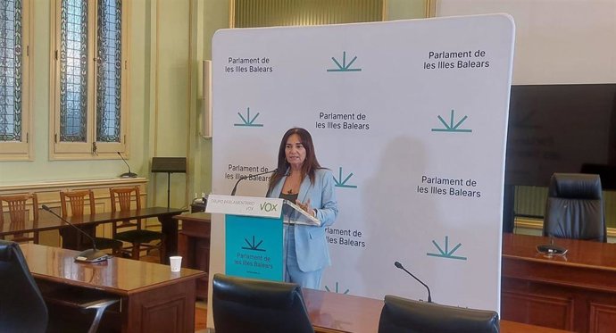 La portavoz de Vox en el Parlament, Manuela Cañadas, interviene en rueda de prensa.