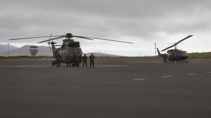 Archivo - Helicópteros Super Puma y AB212 y sus tripulaciones