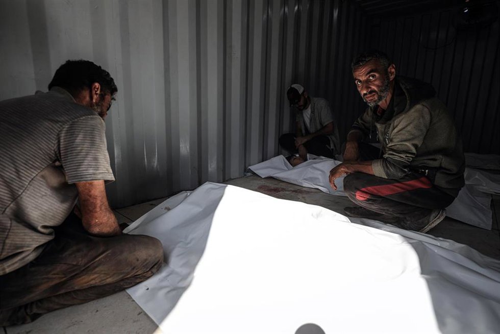 Palestinos en el Hospital Al Auda del campamento de refugiados de Nuseirat junto a los cadáveres de varios muertos por los ataques del Ejército de Israel contra la Franja de Gaza (archivo)