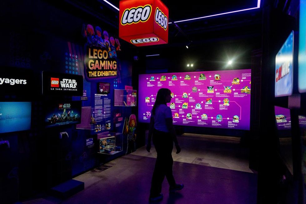 Una mujer visita la LEGO Gaming: The Exhibition, en el OXO Museo del Videojuego Madrid
